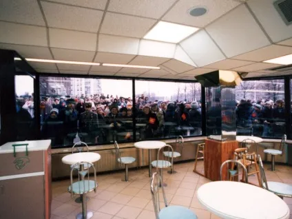 30 Історичних фото відкриття першого «макдональдса» в Москві в 1990 році - новини в фотографіях (макдональдса) 30 Історичних фото відкриття першого «макдональдса» в Москві в 1990 році - новини в фотографіях