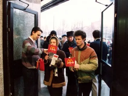 30 Історичних фото відкриття першого «макдональдса» в Москві в 1990 році - новини в фотографіях (відкриття) 30 Історичних фото відкриття першого «макдональдса» в Москві в 1990 році - новини в фотографіях