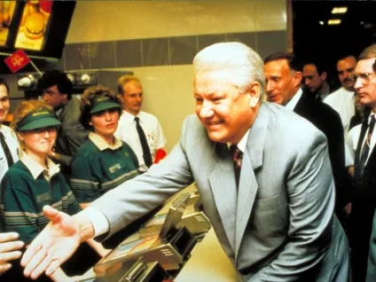 30 Історичних фото відкриття першого «макдональдса» в Москві в 1990 році - новини в фотографіях (макдональдса) 30 Історичних фото відкриття першого «макдональдса» в Москві в 1990 році - новини в фотографіях