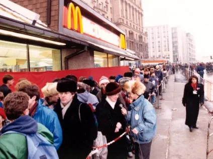 30 Історичних фото відкриття першого «макдональдса» в Москві в 1990 році - новини в фотографіях (фото) 30 Історичних фото відкриття першого «макдональдса» в Москві в 1990 році - новини в фотографіях