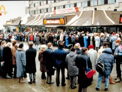 30 Історичних фото відкриття першого «макдональдса» в Москві в 1990 році - новини в фотографіях (відкриття) 30 Історичних фото відкриття першого «макдональдса» в Москві в 1990 році - новини в фотографіях