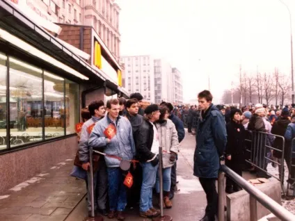 30 Історичних фото відкриття першого «макдональдса» в Москві в 1990 році - новини в фотографіях (макдональдса) 30 Історичних фото відкриття першого «макдональдса» в Москві в 1990 році - новини в фотографіях