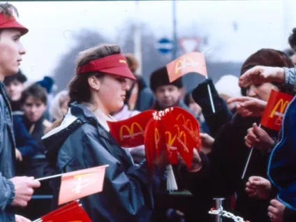 30 Історичних фото відкриття першого «макдональдса» в Москві в 1990 році - новини в фотографіях (фото) 30 Історичних фото відкриття першого «макдональдса» в Москві в 1990 році - новини в фотографіях