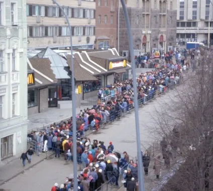 30 Історичних фото відкриття першого «макдональдса» в Москві в 1990 році - новини в фотографіях (відкриття) 30 Історичних фото відкриття першого «макдональдса» в Москві в 1990 році - новини в фотографіях