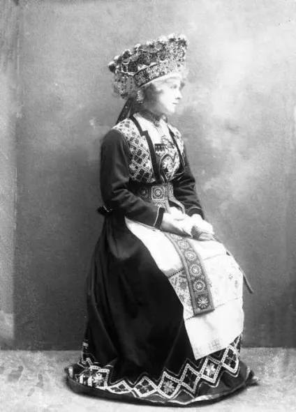 20 Фотографій чарівних норвезьких наречених в національних весільних костюмах