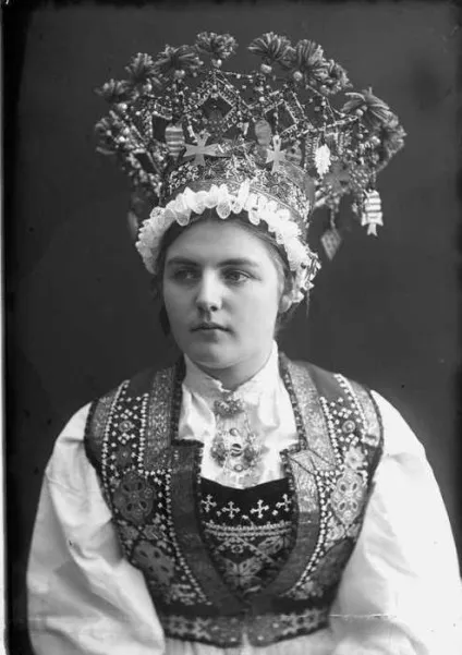 20 Фотографій чарівних норвезьких наречених в національних весільних костюмах
