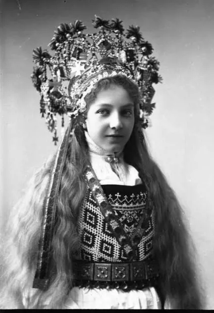 20 Фотографій чарівних норвезьких наречених в національних весільних костюмах
