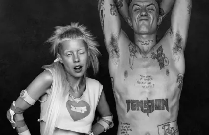 6 Фактів про die antwoord, time out (після чого стали московської народної групою. Тепер південноафриканці з'являються у нас мінімум раз на рік - і кожен раз майданчик все більше. До чергового ...) 6 Фактів про die antwoord, time out