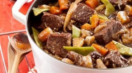 Апетитне печеня в горщиках з м'ясом і овочами (горщиках) Апетитне печеня в горщиках з м'ясом і овочами