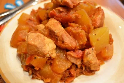 Апетитне печеня в горщиках з м'ясом і овочами (горщиках) Апетитне печеня в горщиках з м'ясом і овочами