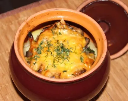 Апетитне печеня в горщиках з м'ясом і овочами (горщиках) Апетитне печеня в горщиках з м'ясом і овочами
