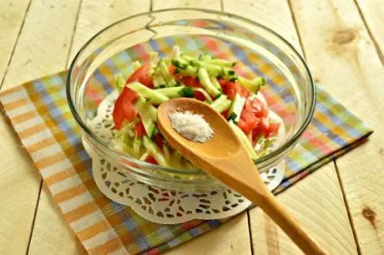 Дієтичний салат з куркою і кунжутом - рецепт з фото