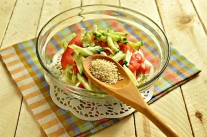 Дієтичний салат з куркою і кунжутом - рецепт з фото