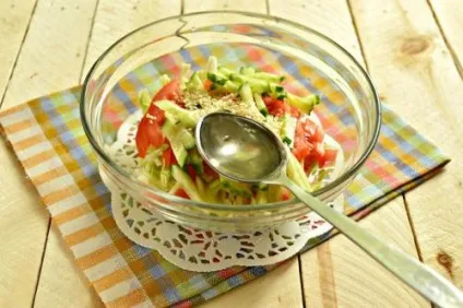 Дієтичний салат з куркою і кунжутом - рецепт з фото