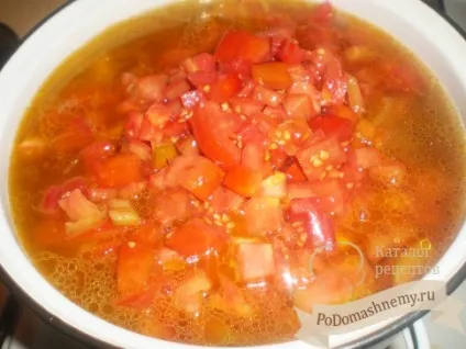 Домашня тушкована курка з овочами