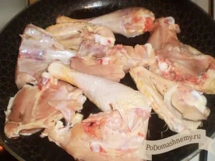 Домашня тушкована курка з овочами