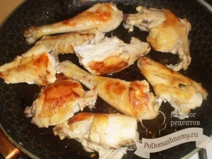 Домашня тушкована курка з овочами