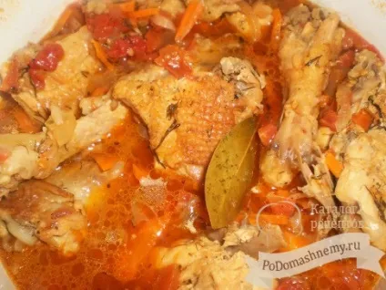 Домашня тушкована курка з овочами