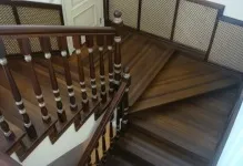 Двухмаршевая сходи з майданчиком на другий поверх, фото розмірів, з металопрофілю, креслення і