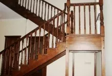 Двухмаршевая сходи з майданчиком на другий поверх, фото розмірів, з металопрофілю, креслення і