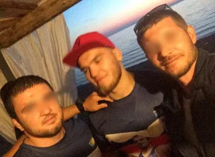 Його вбили хулігани тільки за те, що він їм сказав, щоб вони вели себе пристойно »(сказав) Його вбили хулігани тільки за те, що він їм сказав, щоб вони вели себе пристойно »