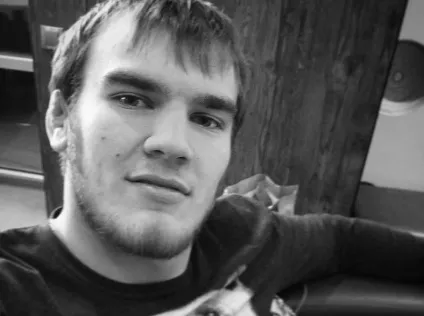 Його вбили хулігани тільки за те, що він їм сказав, щоб вони вели себе пристойно »(сказав) Його вбили хулігани тільки за те, що він їм сказав, щоб вони вели себе пристойно »