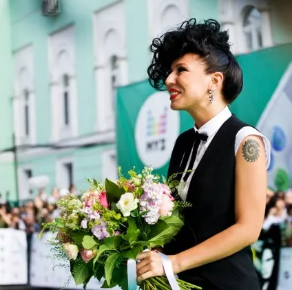 Епатаж їй до лиця співачка ялинка і її фантастичні зачіски, her beauty (епатаж) Епатаж їй до лиця співачка ялинка і її фантастичні зачіски, her beauty