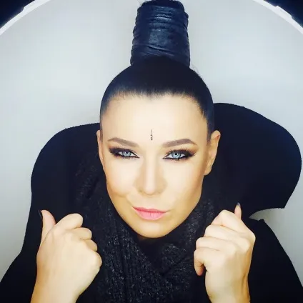 Епатаж їй до лиця співачка ялинка і її фантастичні зачіски, her beauty (особі) Епатаж їй до лиця співачка ялинка і її фантастичні зачіски, her beauty