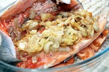 Форель в духовці запечена з картоплею і помідорами (картоплею) Форель в духовці запечена з картоплею і помідорами