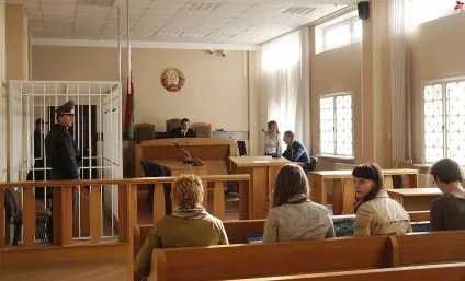 Фото людини, який відрізав голову цуценяті, журнал про Мінську (людини) Фото людини, який відрізав голову цуценяті, журнал про Мінську