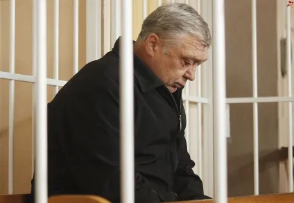 Фото людини, який відрізав голову цуценяті, журнал про Мінську (людини) Фото людини, який відрізав голову цуценяті, журнал про Мінську