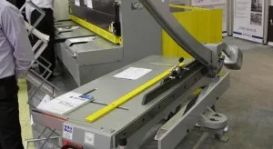 Гільйотинні ножиці по металу - від ручних до гідравлічних відео