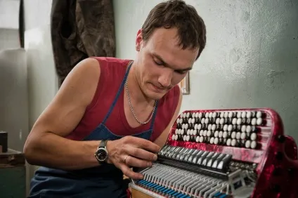 Як роблять баяни, як це зроблено