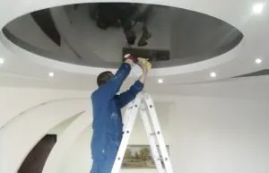 Як мити натяжні стелі в домашніх умовах, без розлучень