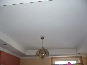 Як мити натяжні стелі в домашніх умовах, без розлучень