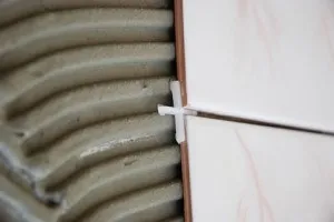 Як зробити клей для плитки в домашніх умовах і що необхідно знати про готових складах