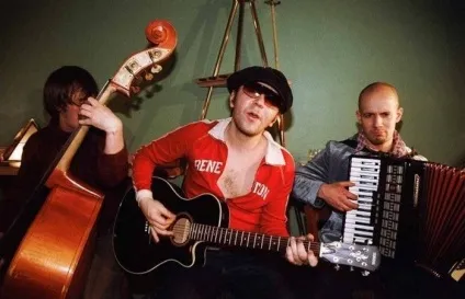Як же час щось летить - а ніби вчора було (вчора) Як же час щось летить - а ніби вчора було