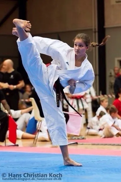 Karate girls найкрасивіші дівчата-каратистки (каратистки) Karate girls найкрасивіші дівчата-каратистки
