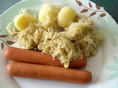 Картопля з сосисками в мультиварці