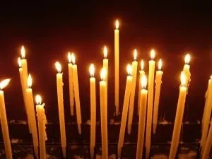 До чого сняться церковні свічки, запалювати їх або купувати