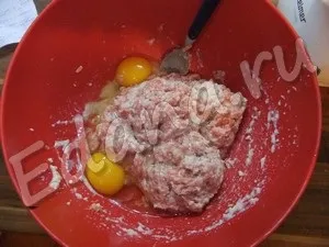 Котлети «Ластівчине гніздо» з сиром, цибулею і помідорами