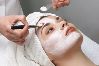 Косметичний пілінг особи