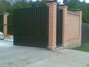 Кріплення воріт до цегельних стовпів місця кріплення швелера і орних воріт