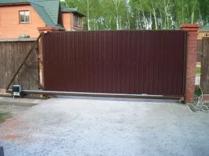 Кріплення воріт до цегельних стовпів місця кріплення швелера і орних воріт