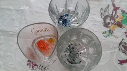 Куркума, муліне, буряк, клей пва, лак для нігтів (нігтів) Куркума, муліне, буряк, клей пва, лак для нігтів