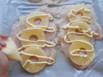 Курка з ананасами