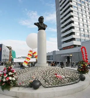 Лев Гумільов «маятник століть як серце б'ється в серці у мене» (Гумільов) Лев Гумільов «маятник століть як серце б'ється в серці у мене»