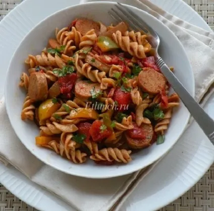 Макарони з ковбасою і помідорами (макарони з ковбасою і помідорами) Макарони з ковбасою і помідорами