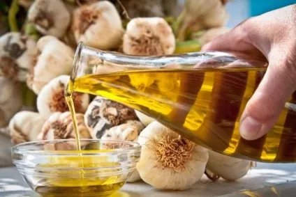 Масло часникове - як зробити в домашніх умовах, рецепти приготування, користь і шкода і як (домашніх) Масло часникове - як зробити в домашніх умовах, рецепти приготування, користь і шкода і як