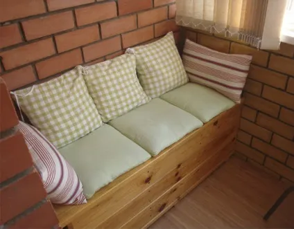 Меблі для балкону своїми руками, як краще розмістити стіл на балконі, диван, тумбу, поради як (руками) Меблі для балкону своїми руками, як краще розмістити стіл на балконі, диван, тумбу, поради як